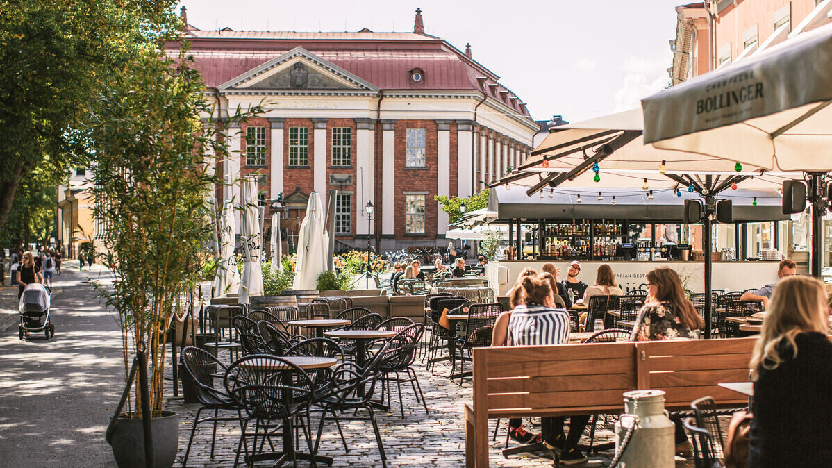 Straßenszene mit einer gemütlichen Caféterrasse in Turku, Finnland, Foto Vaehaeroi Jemina Sormunen