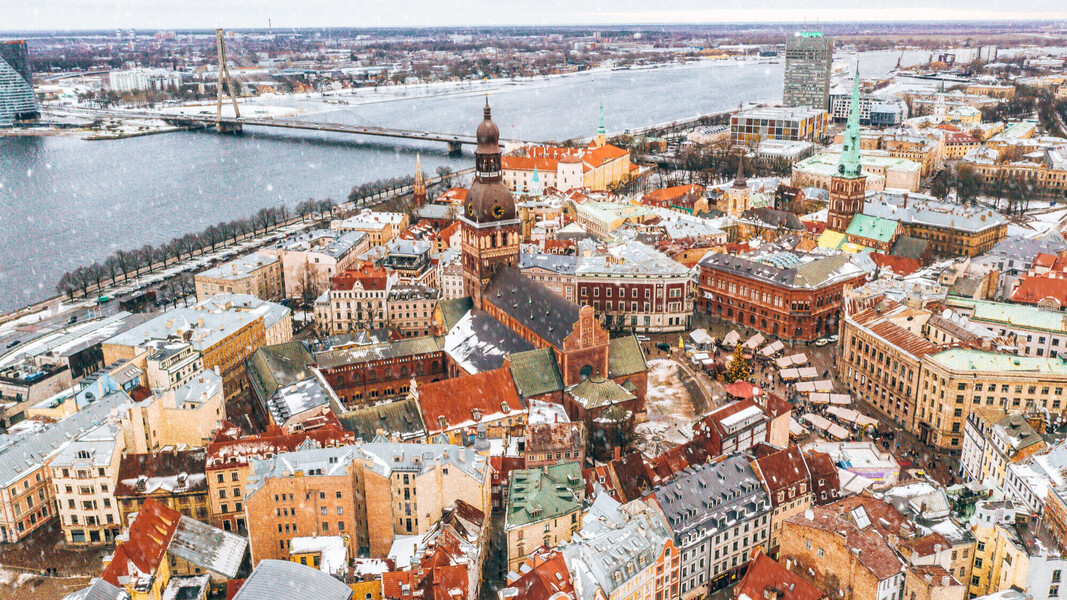 Luftaufnahme der winterlichen Altstadt von Riga in Lettland