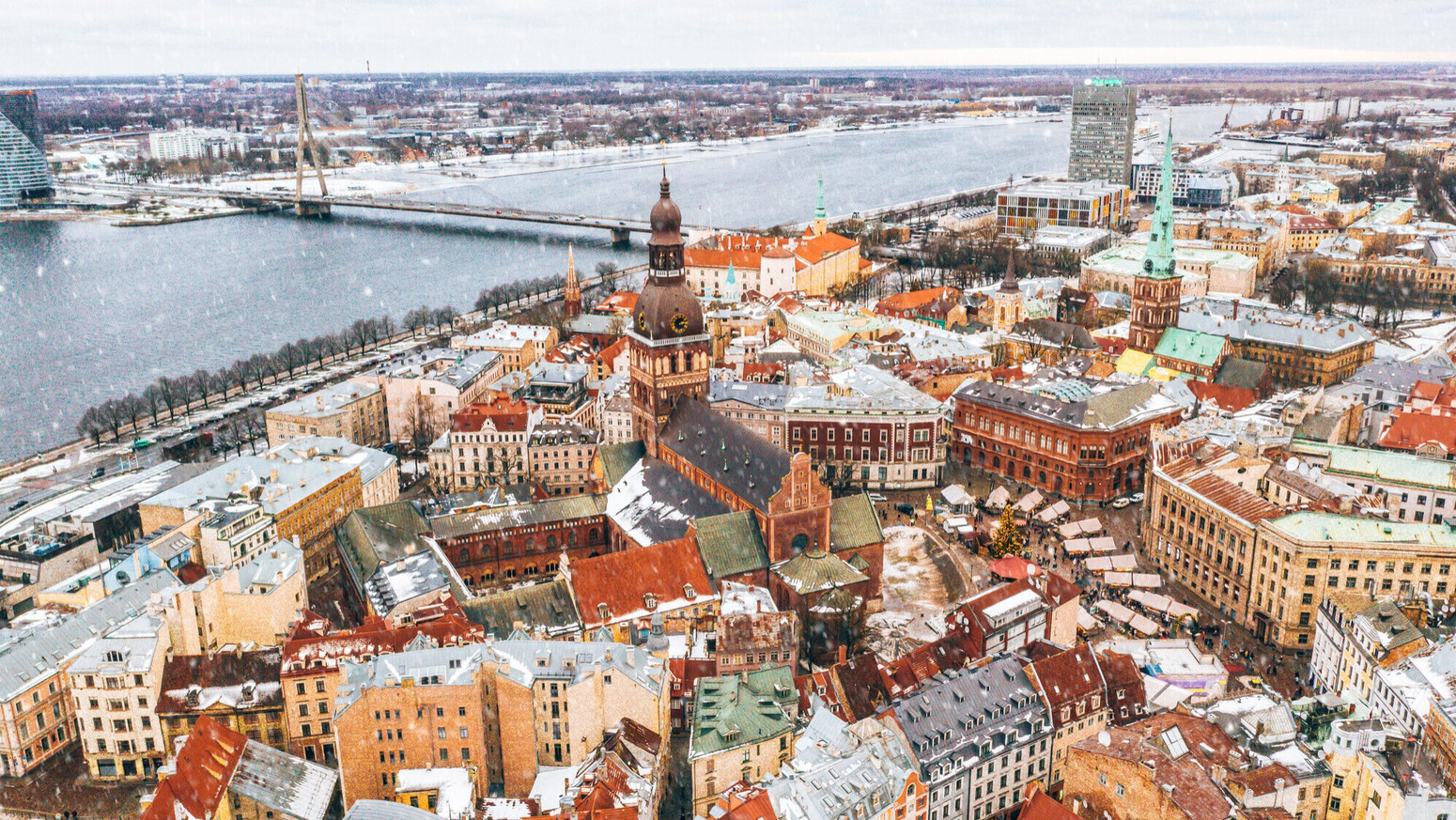 Luftaufnahme der winterlichen Altstadt von Riga in Lettland