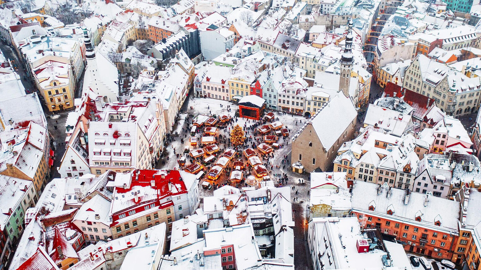 Verschneiter Rathausplatz in Tallinn, Estland aus der Vogelperspektive