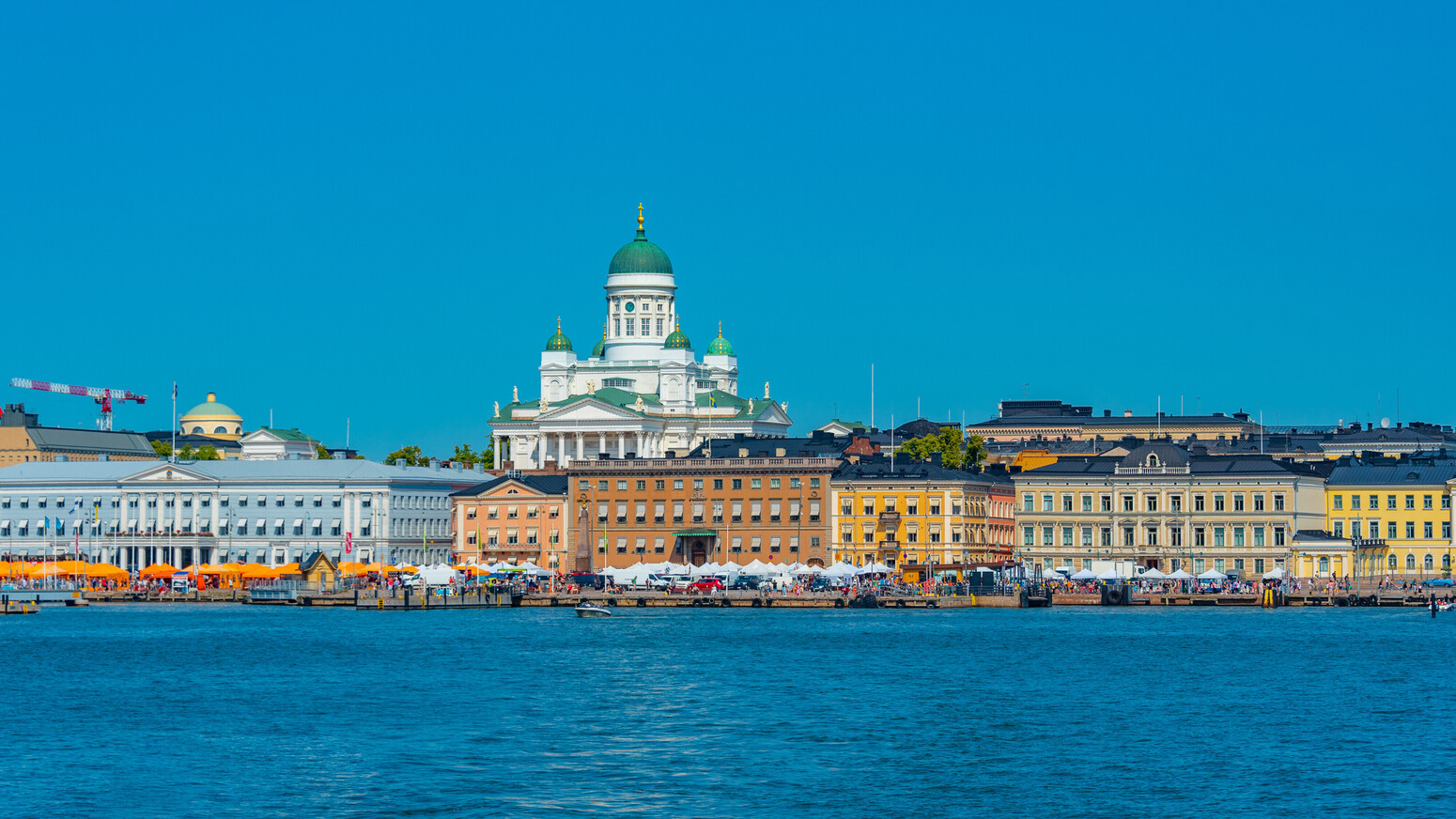 Blick auf den Hafen von Helsinki mit dem Dom im Hintergrund, Finnland