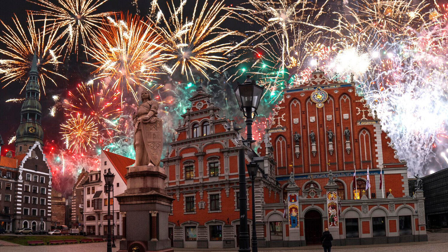 Silvesterfeuerwerk über Riga in Lettland während einer Silvesterreise