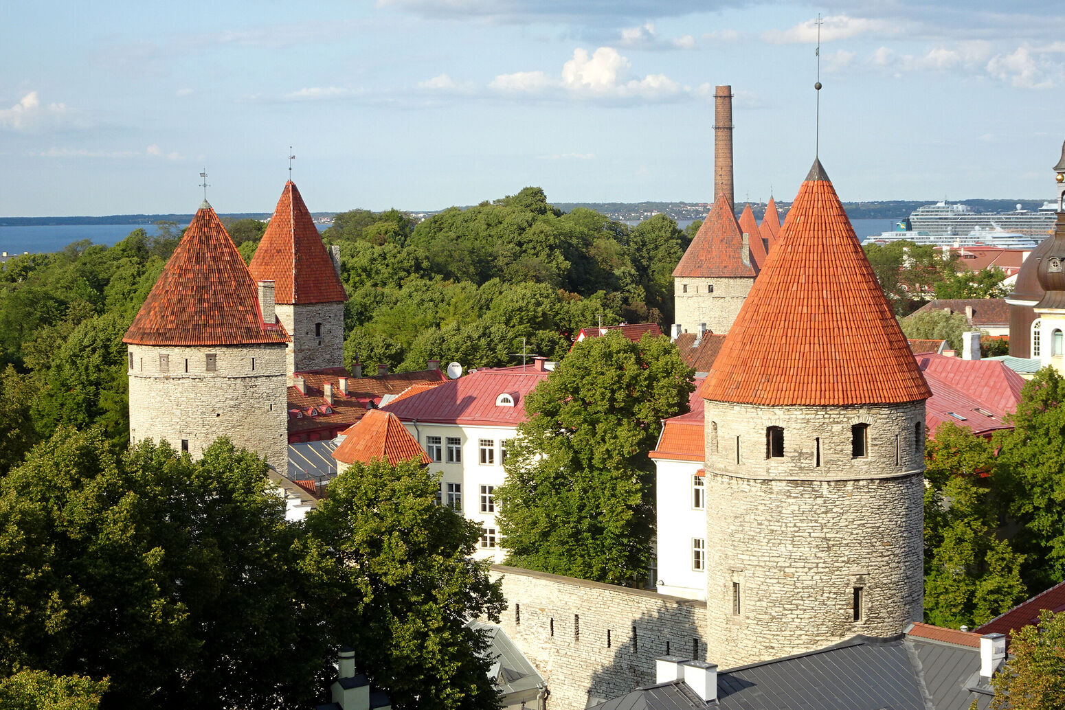 Mare Baltikum Reisen, Estland, Tallinn, Mittelalterliche Altstadt, Weltkulturerbe, Hanse, Kadriorgschloss, Kumu Kunstmuseum, Kiek in de Köök, Talliner Dom, Sängerfest, Sängermuschel, Tanzfest, Freilichtmuseum Rocca al Mare, auf nach Tallinn, Meeresmuseum, Hafenrundfahrt, Alexander Newski Kathedrale, Domberg, Niguliste Kirik, Pirita, Katharinenkloster, Rotermannquatier, Nõmme