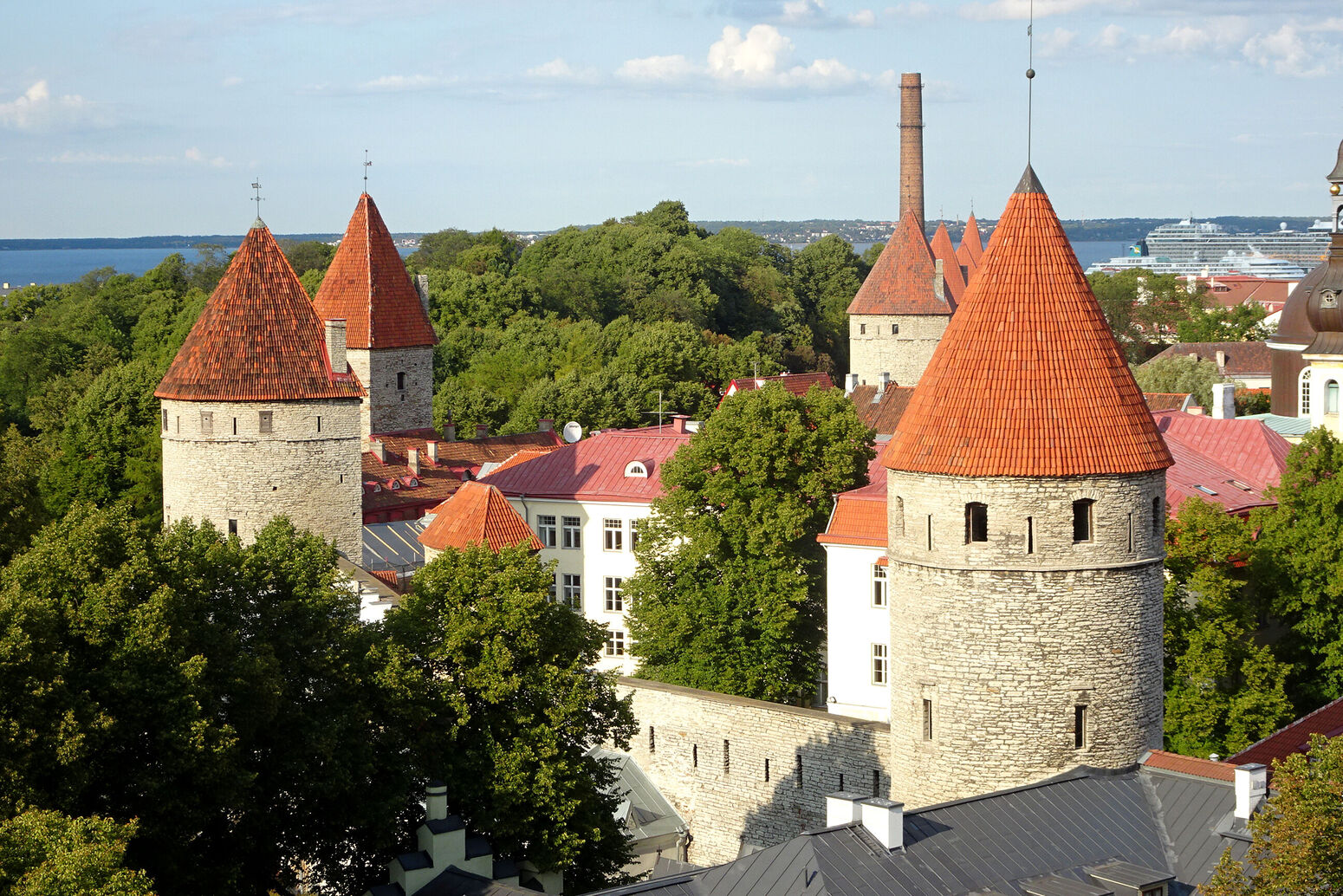 Mare Baltikum Reisen, Estland, Tallinn, Mittelalterliche Altstadt, Weltkulturerbe, Hanse, Kadriorgschloss, Kumu Kunstmuseum, Kiek in de Köök, Talliner Dom, Sängerfest, Sängermuschel, Tanzfest, Freilichtmuseum Rocca al Mare, auf nach Tallinn, Meeresmuseum, Hafenrundfahrt, Alexander Newski Kathedrale, Domberg, Niguliste Kirik, Pirita, Katharinenkloster, Rotermannquatier, Nõmme