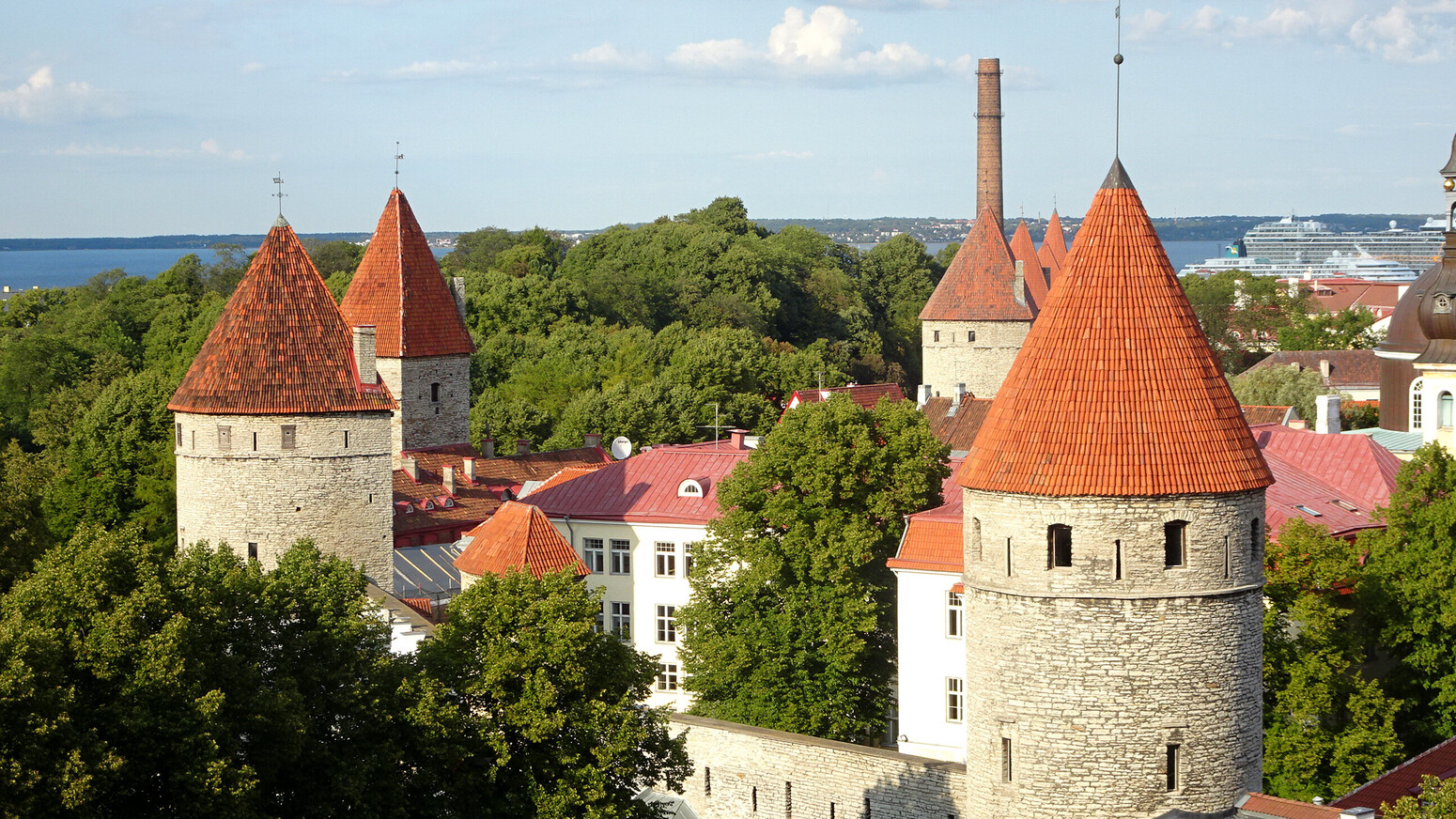 Mare Baltikum Reisen, Estland, Tallinn, Mittelalterliche Altstadt, Weltkulturerbe, Hanse, Kadriorgschloss, Kumu Kunstmuseum, Kiek in de Köök, Talliner Dom, Sängerfest, Sängermuschel, Tanzfest, Freilichtmuseum Rocca al Mare, auf nach Tallinn, Meeresmuseum, Hafenrundfahrt, Alexander Newski Kathedrale, Domberg, Niguliste Kirik, Pirita, Katharinenkloster, Rotermannquatier, Nõmme