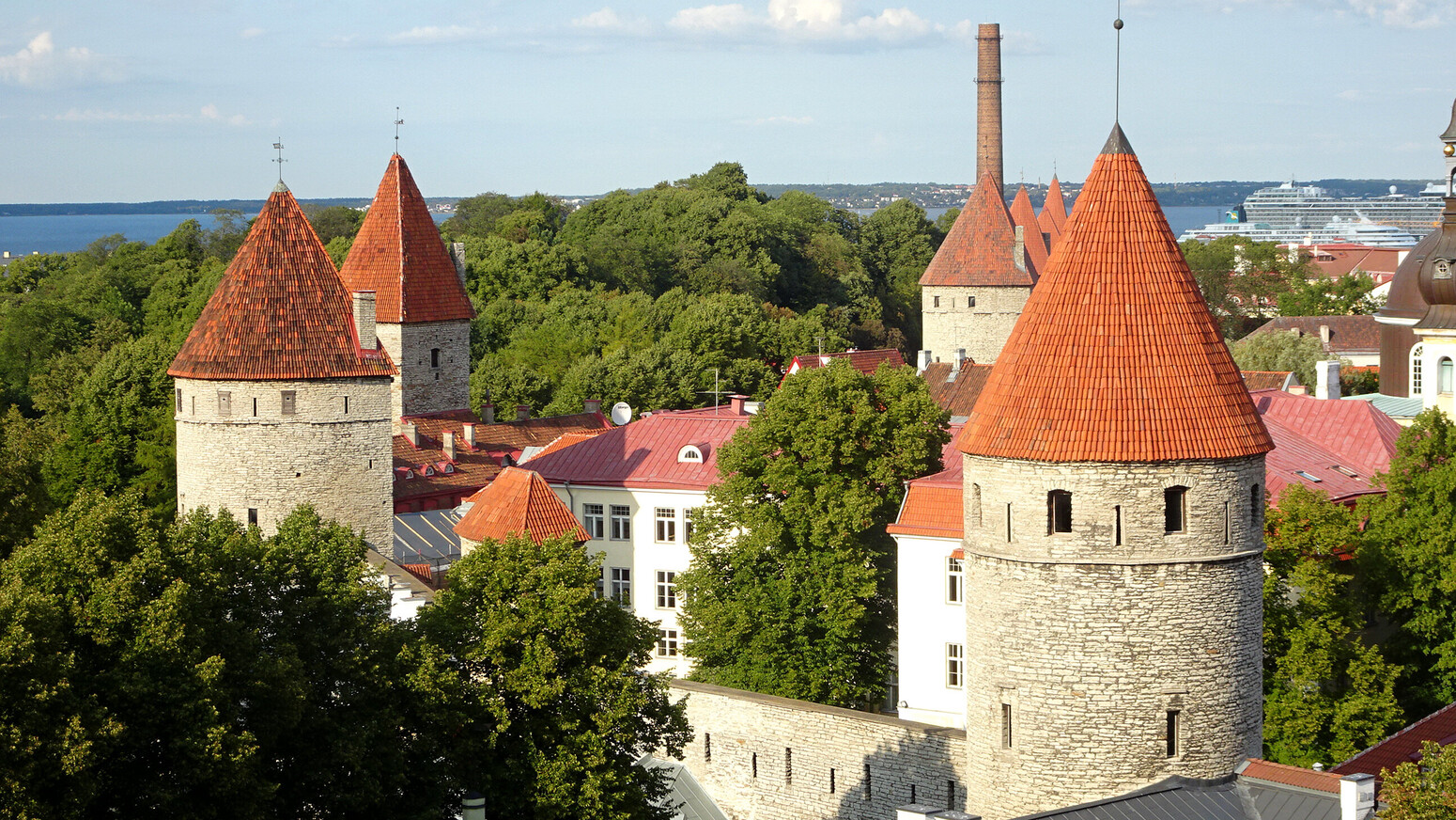 Mare Baltikum Reisen, Estland, Tallinn, Mittelalterliche Altstadt, Weltkulturerbe, Hanse, Kadriorgschloss, Kumu Kunstmuseum, Kiek in de Köök, Talliner Dom, Sängerfest, Sängermuschel, Tanzfest, Freilichtmuseum Rocca al Mare, auf nach Tallinn, Meeresmuseum, Hafenrundfahrt, Alexander Newski Kathedrale, Domberg, Niguliste Kirik, Pirita, Katharinenkloster, Rotermannquatier, Nõmme
