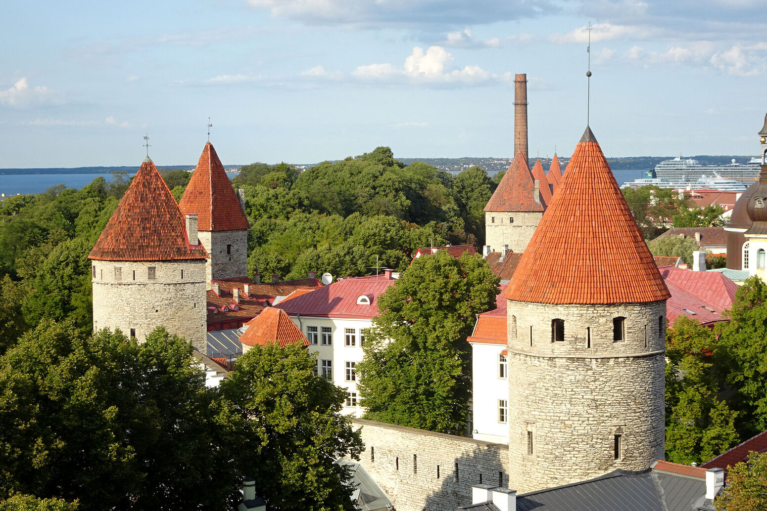 Mare Baltikum Reisen, Estland, Tallinn, Mittelalterliche Altstadt, Weltkulturerbe, Hanse, Kadriorgschloss, Kumu Kunstmuseum, Kiek in de Köök, Talliner Dom, Sängerfest, Sängermuschel, Tanzfest, Freilichtmuseum Rocca al Mare, auf nach Tallinn, Meeresmuseum, Hafenrundfahrt, Alexander Newski Kathedrale, Domberg, Niguliste Kirik, Pirita, Katharinenkloster, Rotermannquatier, Nõmme