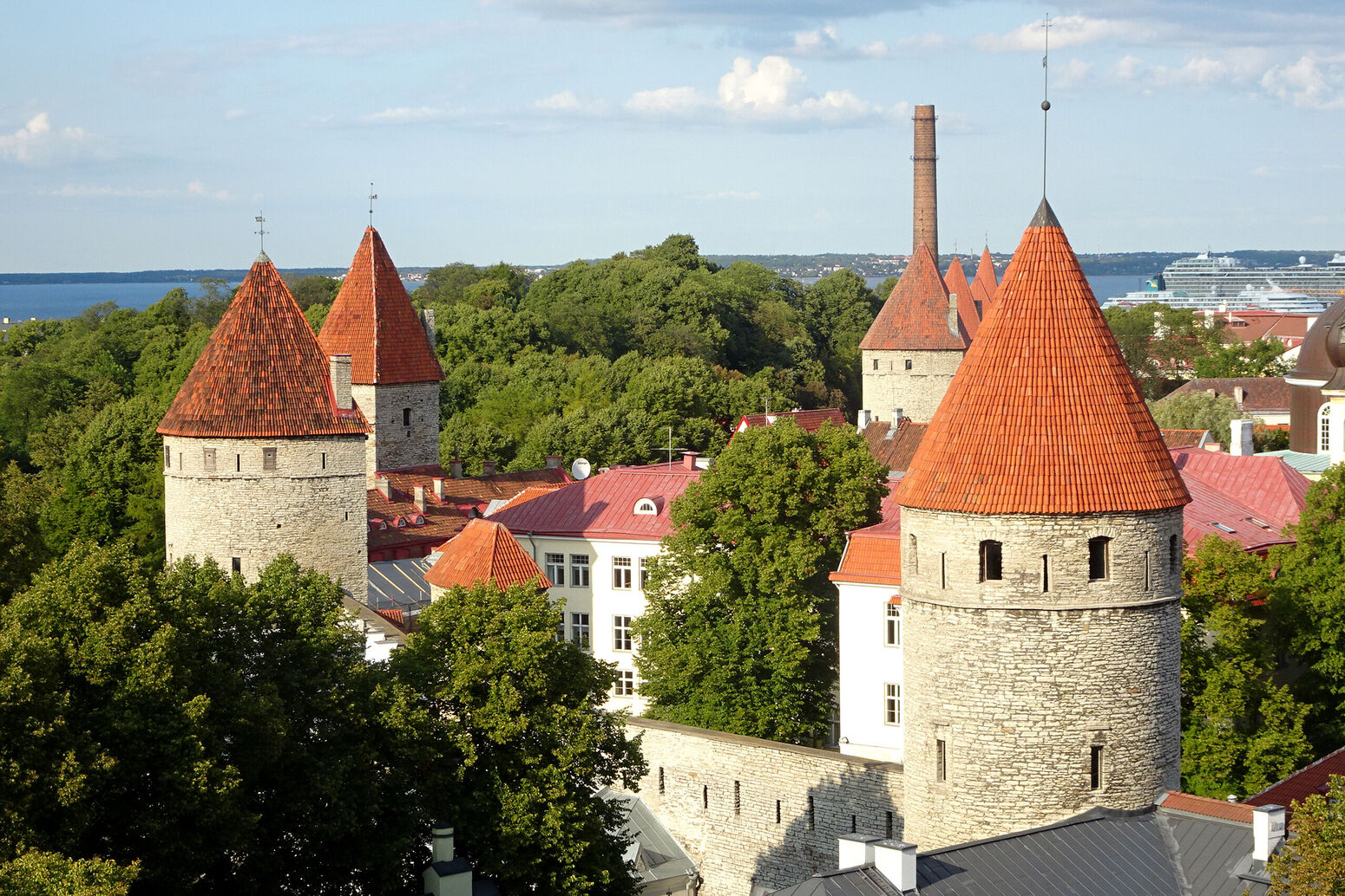 Mare Baltikum Reisen, Estland, Tallinn, Mittelalterliche Altstadt, Weltkulturerbe, Hanse, Kadriorgschloss, Kumu Kunstmuseum, Kiek in de Köök, Talliner Dom, Sängerfest, Sängermuschel, Tanzfest, Freilichtmuseum Rocca al Mare, auf nach Tallinn, Meeresmuseum, Hafenrundfahrt, Alexander Newski Kathedrale, Domberg, Niguliste Kirik, Pirita, Katharinenkloster, Rotermannquatier, Nõmme