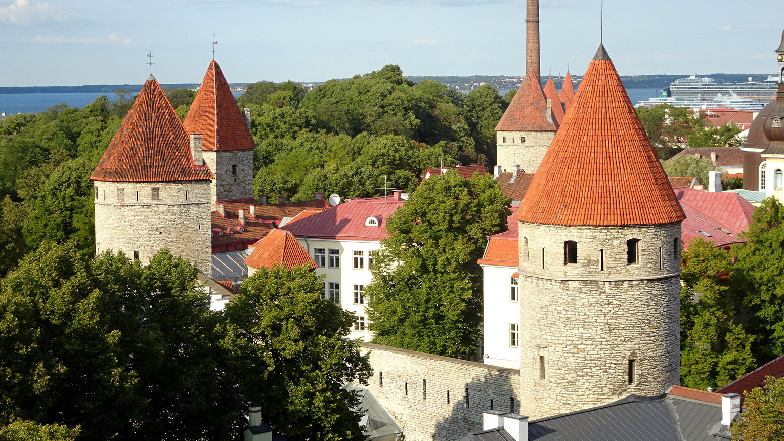 Mare Baltikum Reisen, Estland, Tallinn, Mittelalterliche Altstadt, Weltkulturerbe, Hanse, Kadriorgschloss, Kumu Kunstmuseum, Kiek in de Köök, Talliner Dom, Sängerfest, Sängermuschel, Tanzfest, Freilichtmuseum Rocca al Mare, auf nach Tallinn, Meeresmuseum, Hafenrundfahrt, Alexander Newski Kathedrale, Domberg, Niguliste Kirik, Pirita, Katharinenkloster, Rotermannquatier, Nõmme