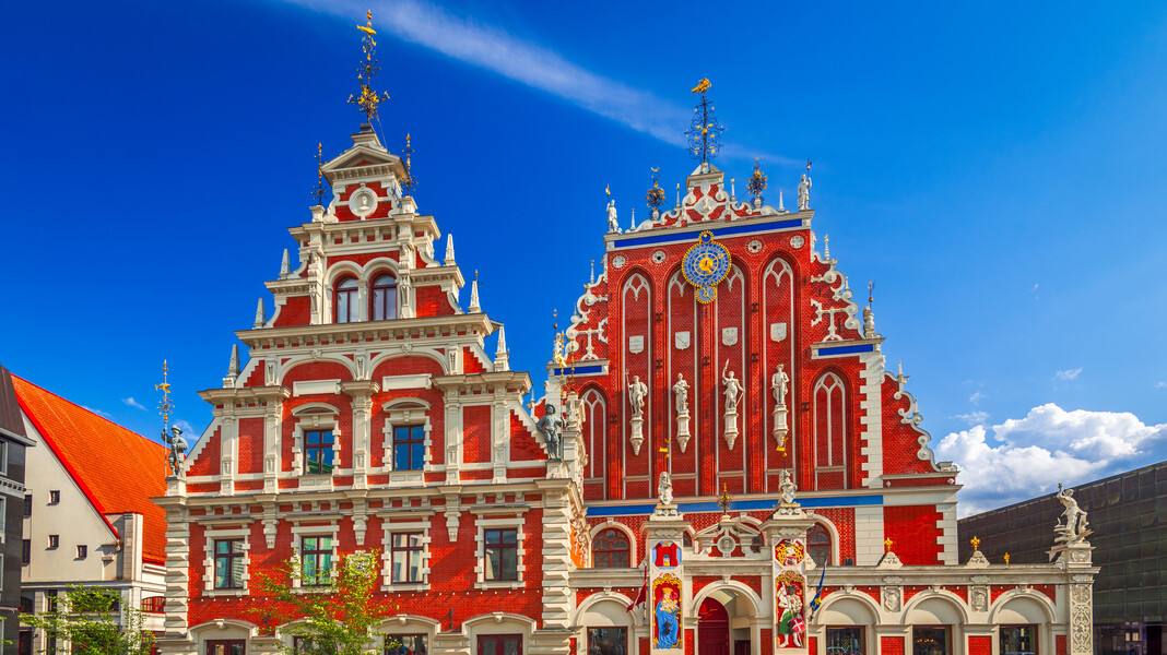 Riga im Sommer – Rathausplatz und Schwarzhäupterhaus bei Sonnenuntergang